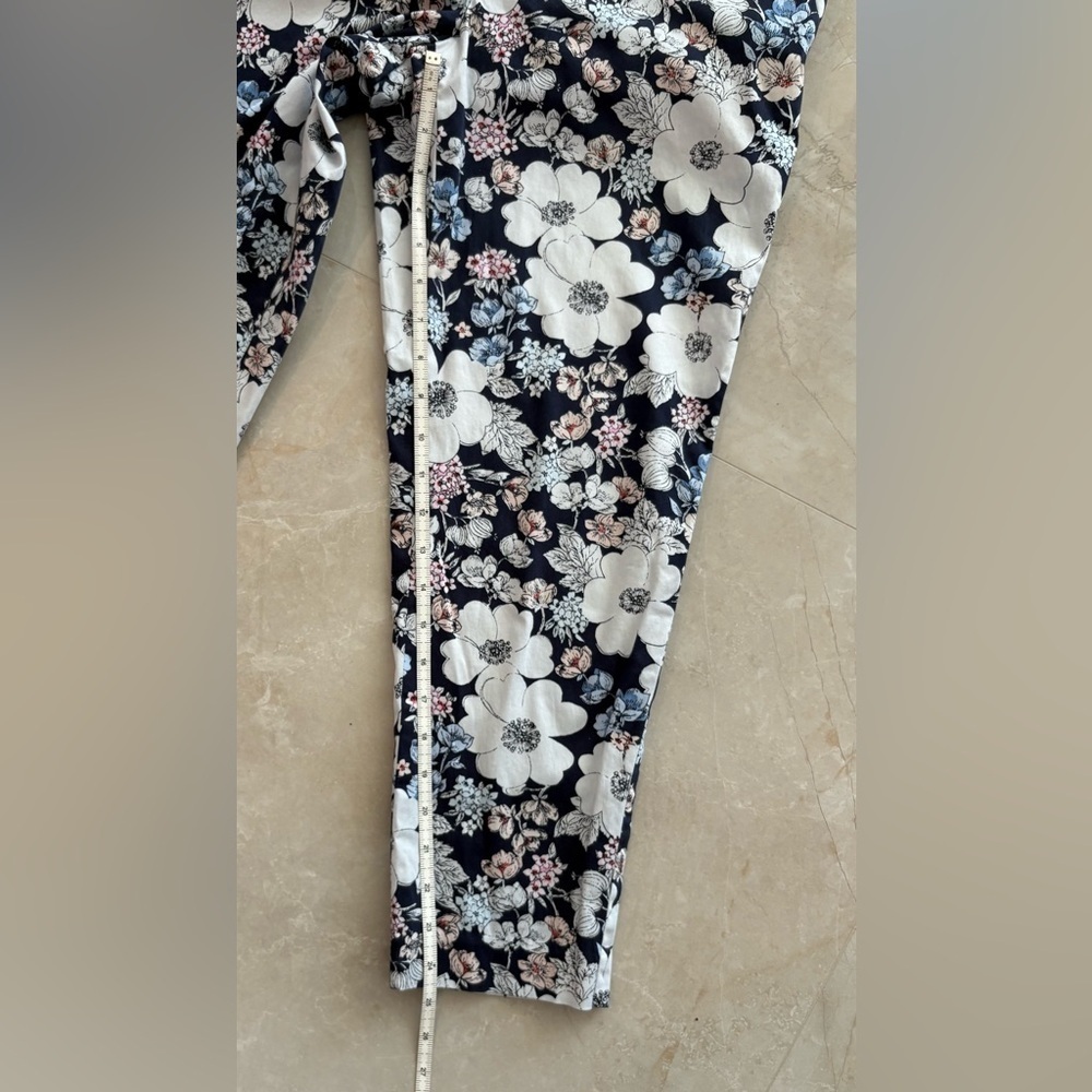 Ann Taylor Modern Crop Peony Blossom
Sketched Floral Pants Dimensions in Photos - Picture 5 of 9